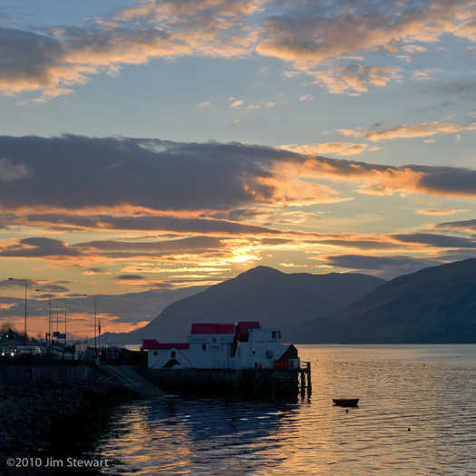 Sunset on Loch Linnhe at Fort William<br />Loses a bit in the jpeg compression, but still - hopefully gives some idea why we choose to be here...<br /><br />Loses a bit in the jpeg compression, but still - hopefully gives some idea why we choose to be here...<br /><br />Fort William : Sunset on Loch Linnhe
