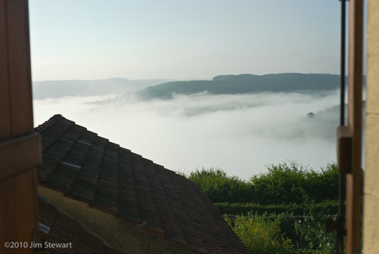 Flavigny : Mist in the valley (2)